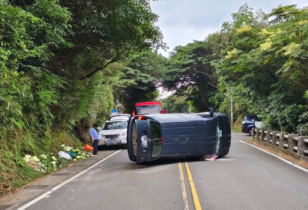 北投竹子湖路驚險事故　自小客車側翻2人送醫