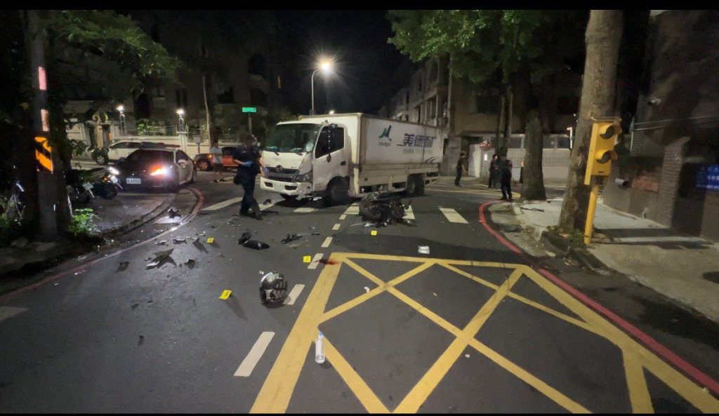 五股死亡車禍畫面曝光　19歲騎士夜半對撞左轉大貨車當場慘死