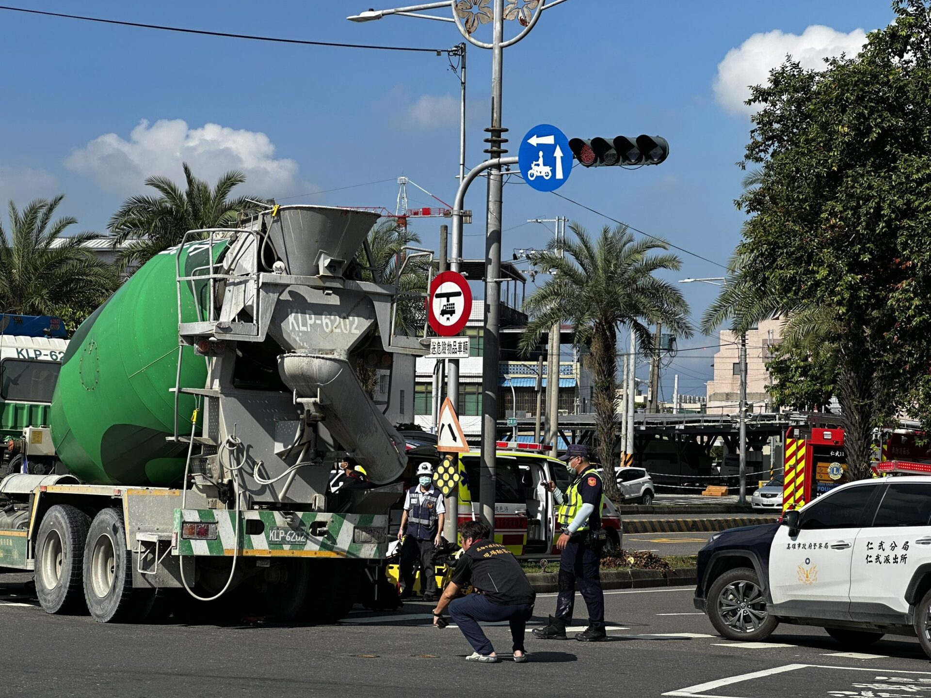 水泥預拌車轉彎疑視線死角 輾斃75歲單車婦人 水泥預拌車轉彎疑視線死角 輾斃75歲單車婦人