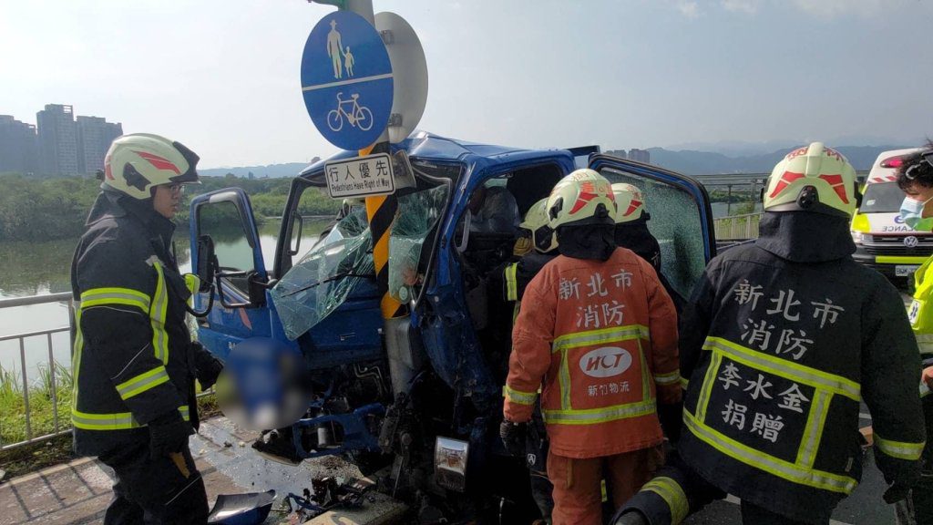 喝藥酒提神上工　新莊男酒駕自撞號誌桿夾困右腿骨折