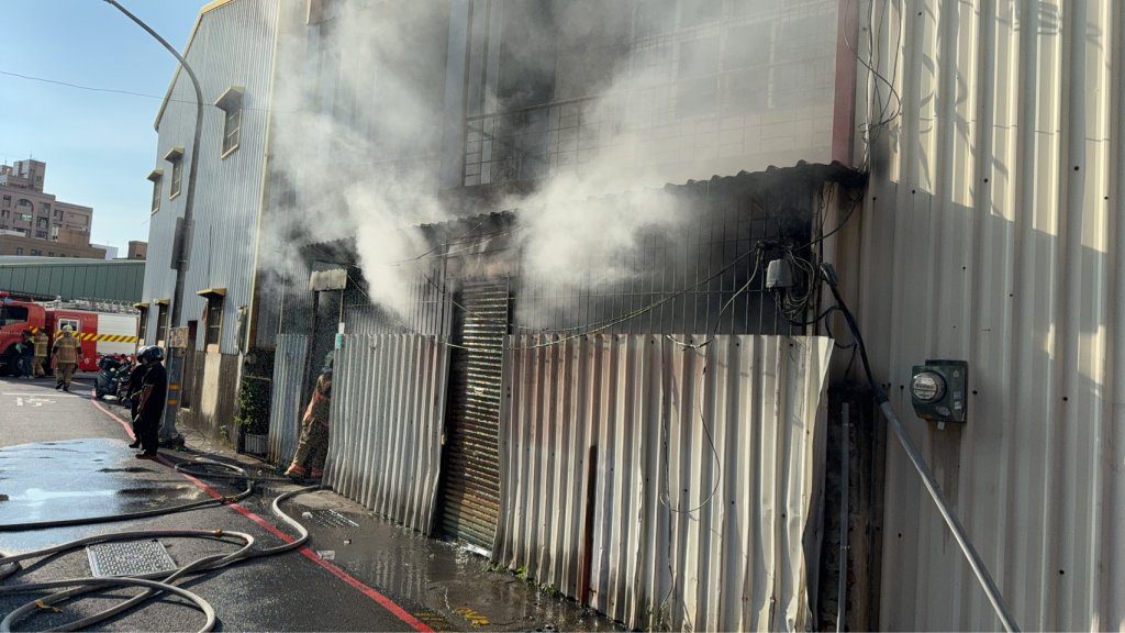 快訊／台南透天民宅火警！濃煙狂竄　消防急射水