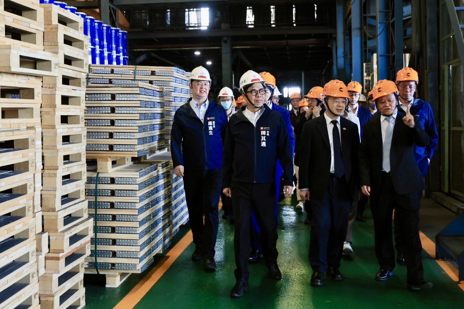 陳其邁陪同經濟部長龔明鑫 參訪岡山扣件產業傾聽業界心聲