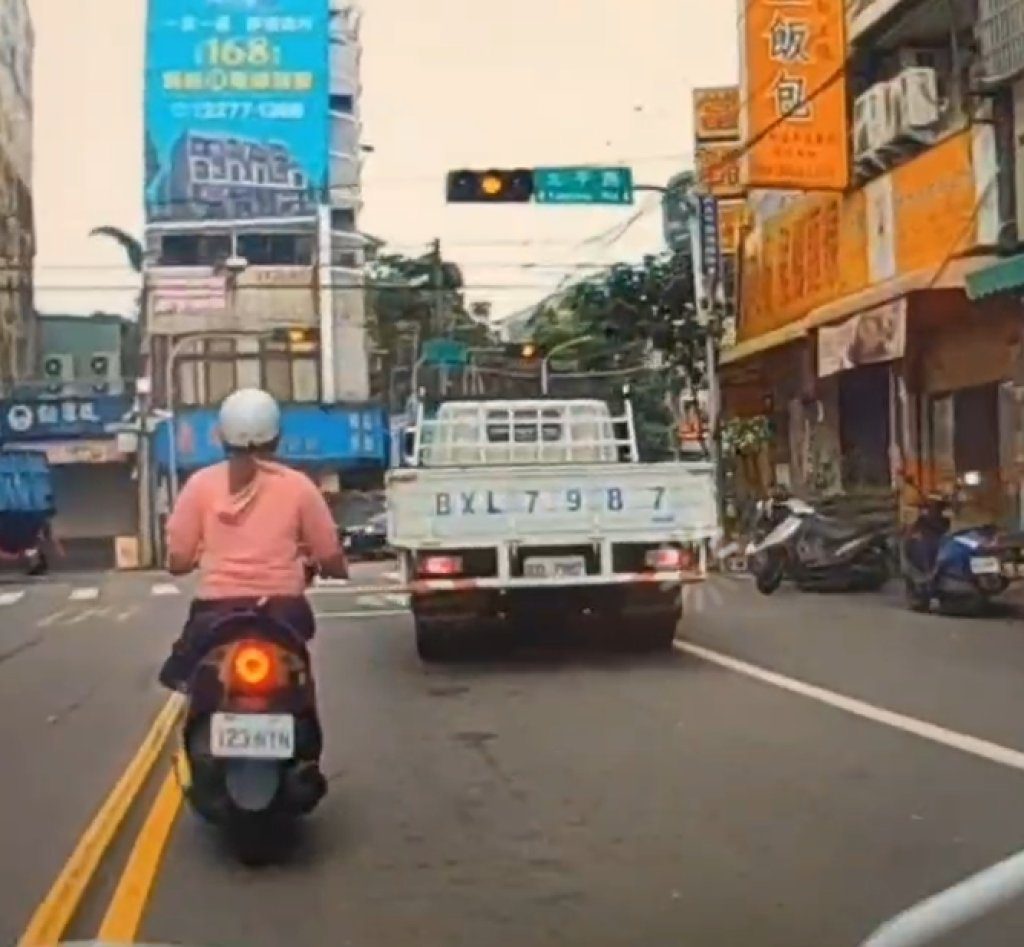 女移工逆向、闖燈、蛇行狂飆 因自摔棄車遭警辣椒水壓制