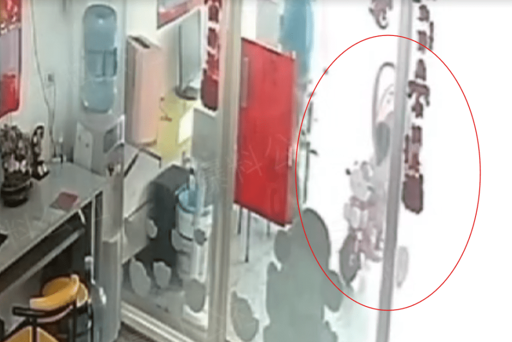 顧簽樂透! 嬰兒車滑向馬路險釀悲劇　彩券行老闆急衝店外救人