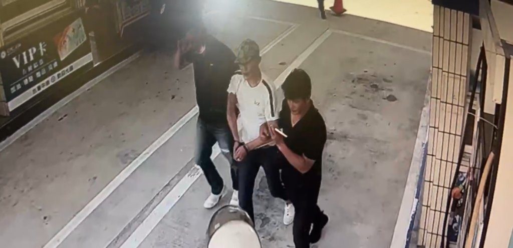 真的很敢! 男加油站販毒 遭埋伏警人贓俱獲 起出大批毒品