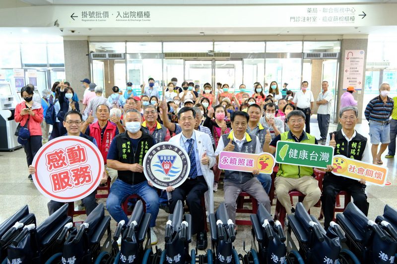 里長父子合力捐贈小港醫院72台輪椅 打造更便利醫療環境