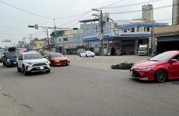 中壢機車與多元計程車碰撞　機車騎士幸運僅擦挫傷