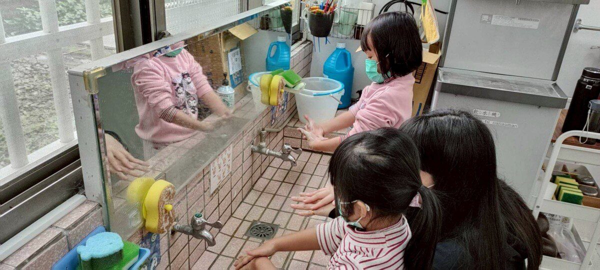 花蓮縣衛生局提醒家長與教托育機構人員務必落實 「濕、搓、沖、捧、擦」洗手五步驟