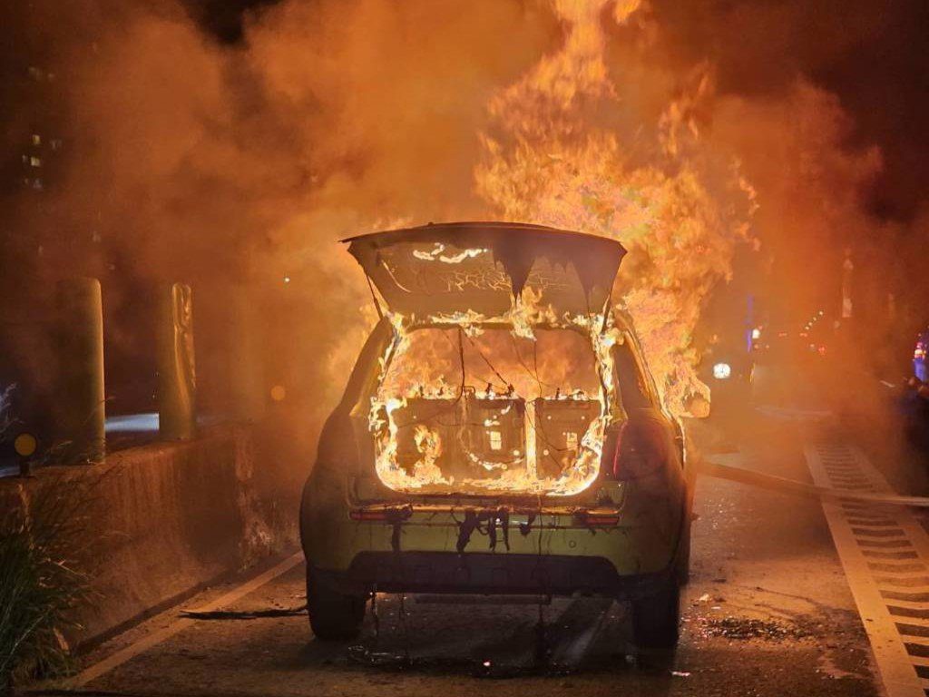 已經停售！「這牌」休旅車中和環快路中冒煙　車主才停車逃生就燒成火球