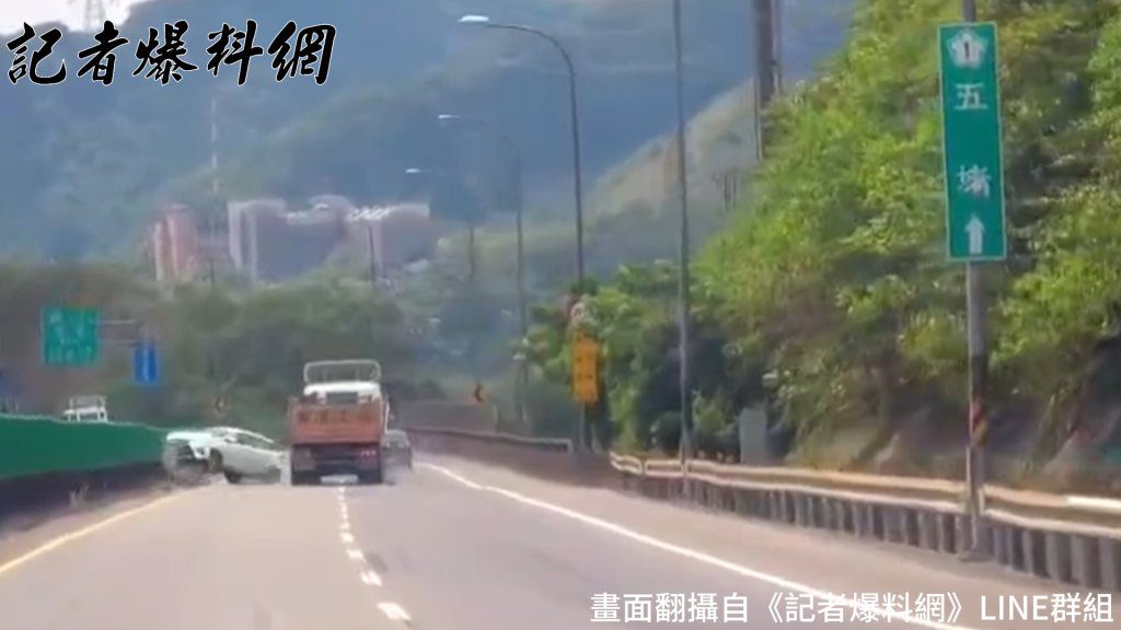 「學長」打了方向燈就切　「小鴨」遭撞打橫撞護欄又反彈