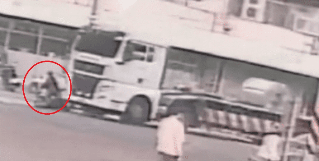 梧棲死亡車禍！ 　騎機車婦人遭拖板車撞倒輾過當場慘死