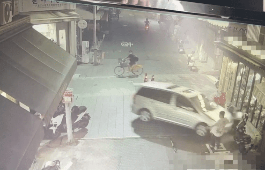 有片/台南76歲翁出事!國華街暴衝撞機車…路人急跳開 網嘆:又高齡駕駛 有片/台南76歲翁出事!國華街暴衝撞機車…路人急跳開 網嘆:又高齡駕駛
