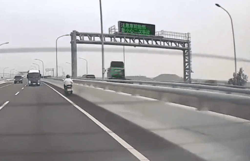 嚇人! 國道2號甲線機車逆向行駛 嚇人! 國道2號甲線機車逆向行駛