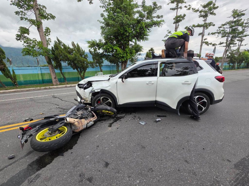 花蓮汽車與大型重機相撞 騎士手腳骨折送醫 花蓮汽車與大型重機相撞 騎士手腳骨折送醫