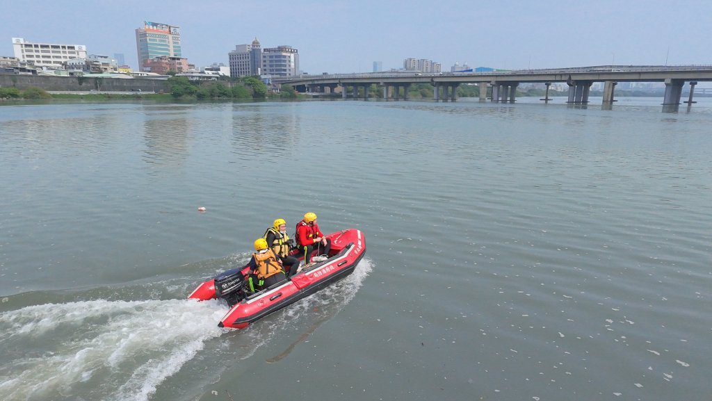 快訊/橋面留手機、拖鞋 男跳中興橋墜淡水河 快訊/橋面留手機、拖鞋 男跳中興橋墜淡水河