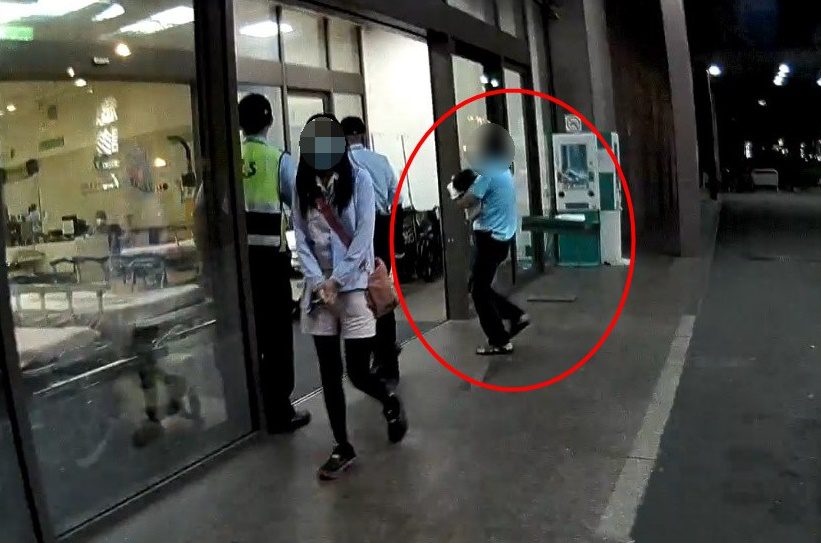 女嬰口吐白沫情況危急 永興警鳴笛開道助送醫 女嬰口吐白沫情況危急 永興警鳴笛開道助送醫