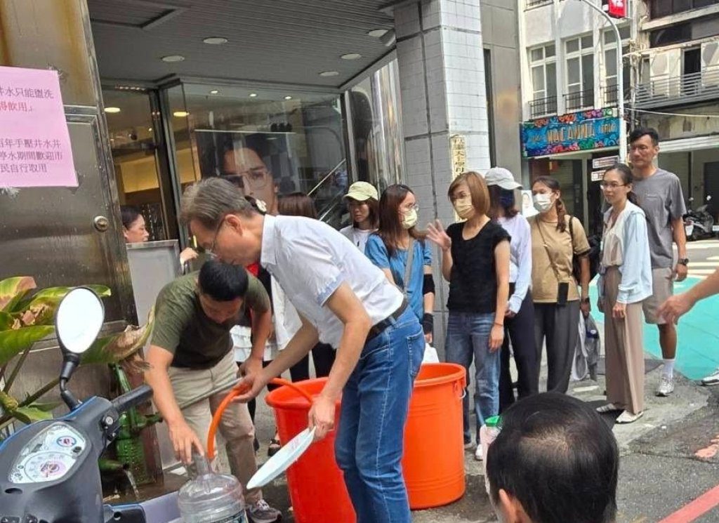 彰化停水39小時 宏恩眼鏡百年古井開放免費取水解民生之急 彰化停水39小時 宏恩眼鏡百年古井開放免費取水解民生之急