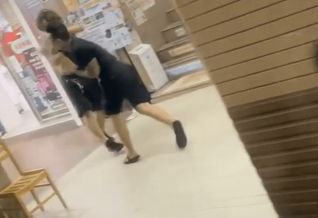 影/黑衣男 vs 半裸刺青男!2人大街上互毆 公車乘客見狀拍下PO網 影/黑衣男 vs 半裸刺青男!2人大街上互毆 公車乘客見狀拍下PO網