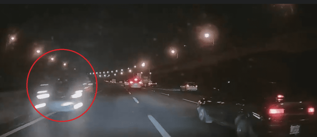 行駛國道驚見內側車道自小客車逆向！　網批：「七月普渡跑出來的」