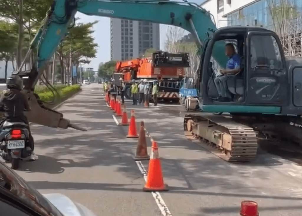 影／挖土機鏟斗擋車！騎士路線遭阻「當場飆罵司機」　後方車輛傻眼猛按喇叭