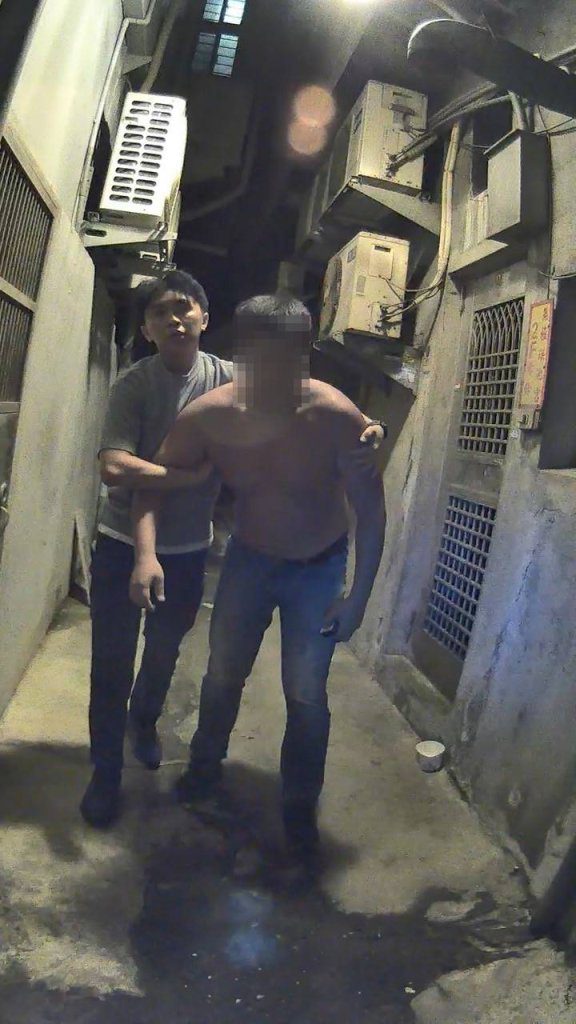 追捕畫面曝光！　桃園壯碩通緝男金蟬脫殼跑不動落網