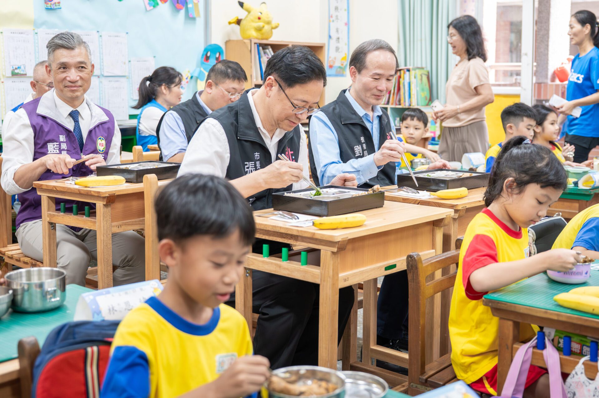 張善政體驗國小營養午餐 承諾嚴格把關供餐來源