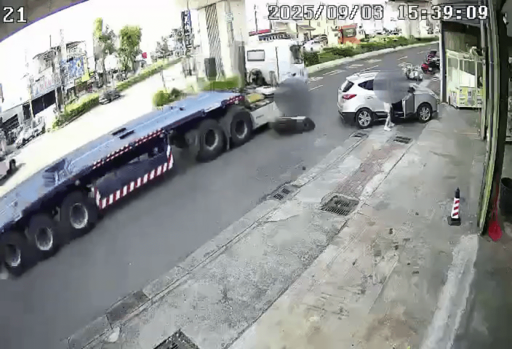 影／差點奪命！78歲女騎士閃違停車　與曳引車擦撞「人車倒地」險捲車底