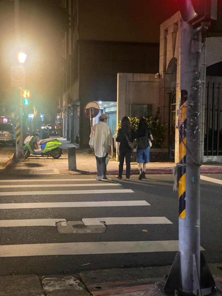 蔡依林才說「9點半就睡」就破功？　被網友捕捉10點還在街頭散步