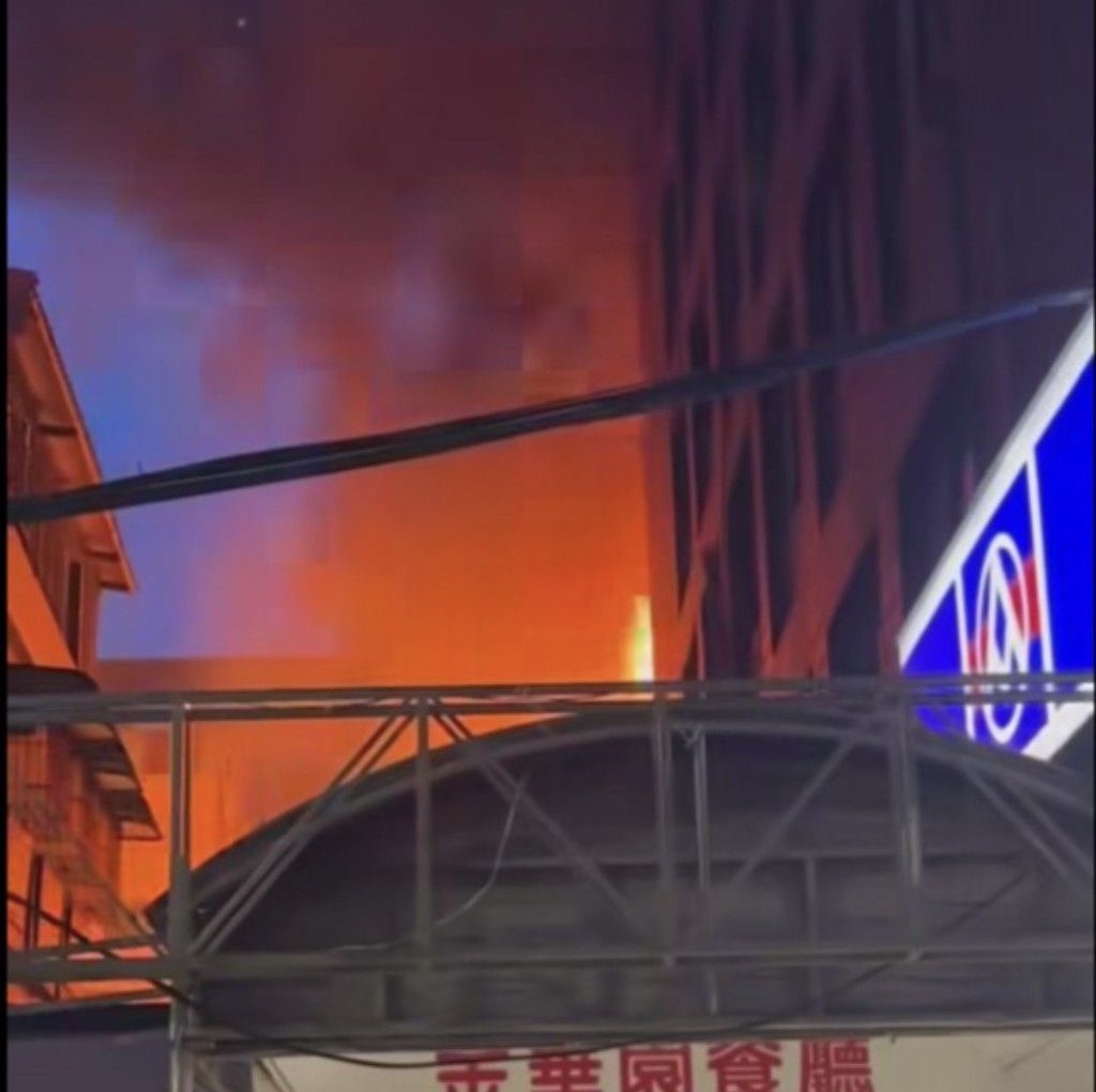 驚!基隆仁愛區2層樓空屋突竄火煙 火舌猛烈 警消急灌救撲滅 驚!基隆仁愛區2層樓空屋突竄火煙 火舌猛烈 警消急灌救撲滅