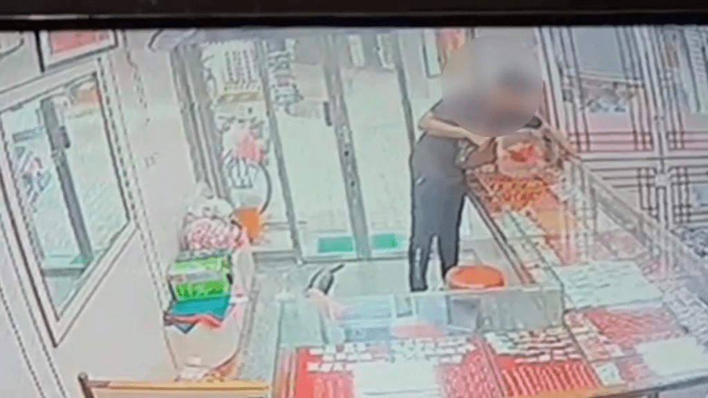 快訊/影/劫銀樓88萬金飾!老闆一喊路人全猛追 男逃500公尺遭「機車撞倒」栽了 快訊/影/劫銀樓88萬金飾!老闆一喊路人全猛追 男逃500公尺遭「機車撞倒」栽了