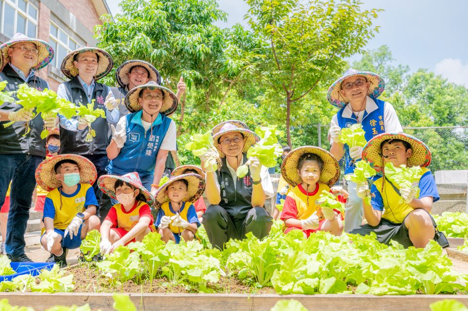 視察國中小免費營養午餐 提高補助堅持使用在地食材守護食安 視察國中小免費營養午餐 提高補助堅持使用在地食材守護食安