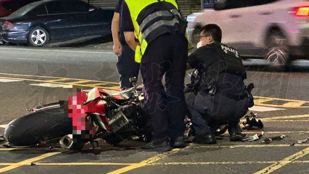 獨/高雄百萬重機遭擊落!騎士「騰空飛一圈」重摔 肇事駕駛:他騎很快 獨/高雄百萬重機遭擊落!騎士「騰空飛一圈」重摔 肇事駕駛:他騎很快