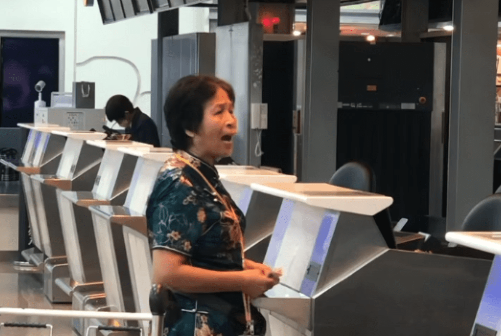 影／大媽大鬧松山機場！行李超重想凹免費託運　遭拒後坐地大哭