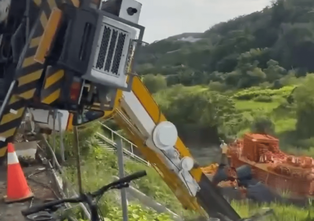 影／神學盡頭是物理學！普渡吊紙錢船出事了　伸太長「吊車整輛翻覆」