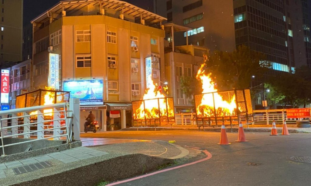 農曆七月!高雄南華路"燒金紙"燒到濃煙四起 網友驚呼像火災