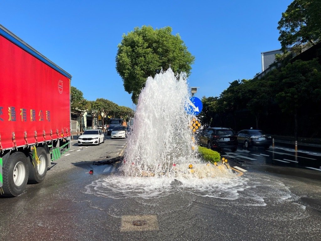 分隔島驚見噴泉！桃園龜山小客車與機車擦撞 送水管排氣閥慘遭波及