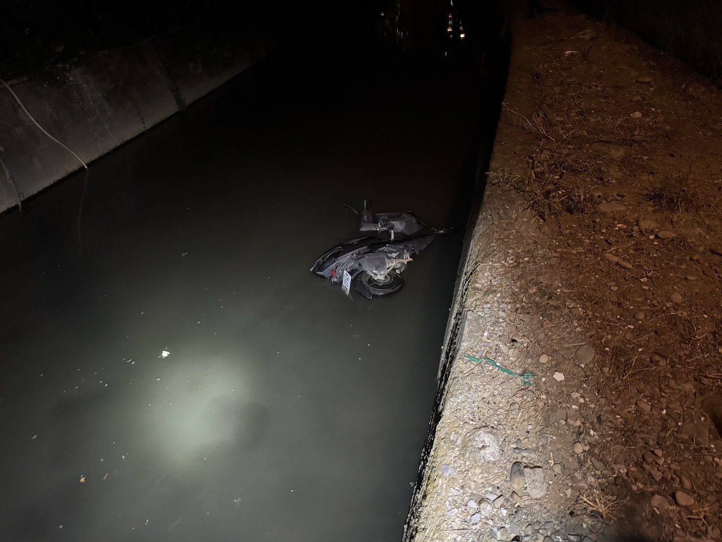 中壢女學生機車被騎走扔進河裡 錢包、護照全被偷損失13萬