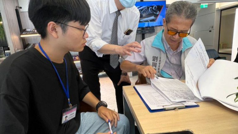 竹市府暑期工讀生展現專業熱情！　 邱臣遠代理市長肯定青年為消保注入活力