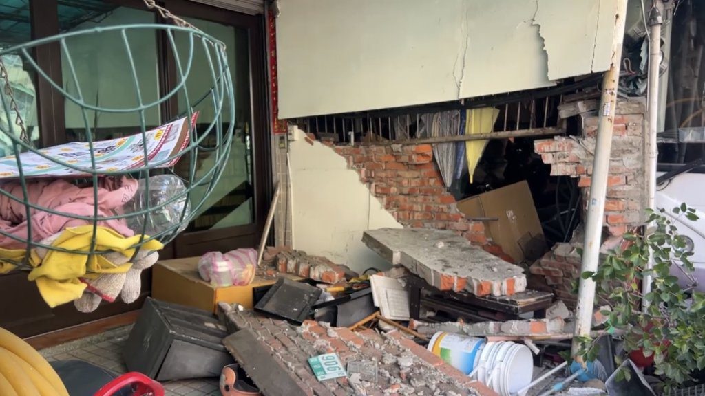 台南公車失控!撞消防栓再衝民宅 巨響嚇壞居民 台南公車失控!撞消防栓再衝民宅 巨響嚇壞居民