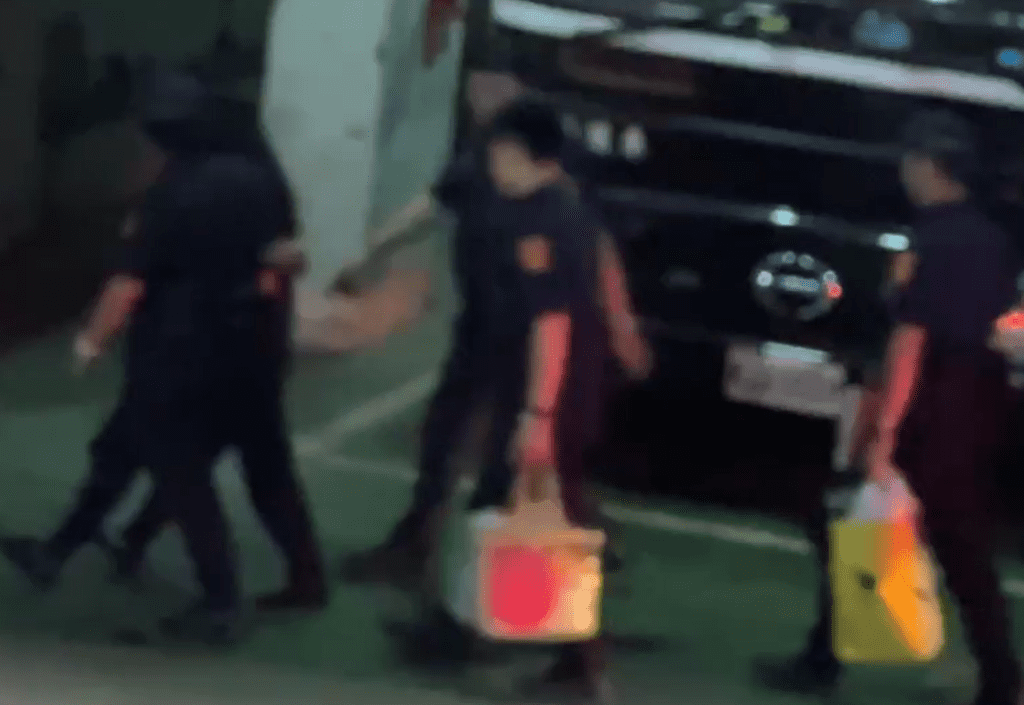 應曉薇搭囚車抵北院 交保金3千萬清點完即重獲自由 應曉薇搭囚車抵北院 交保金3千萬清點完即重獲自由