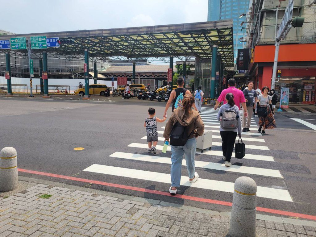 長久問題改善了！台南火車站前「沒斑馬線」擾民　交通局會勘後直接畫線