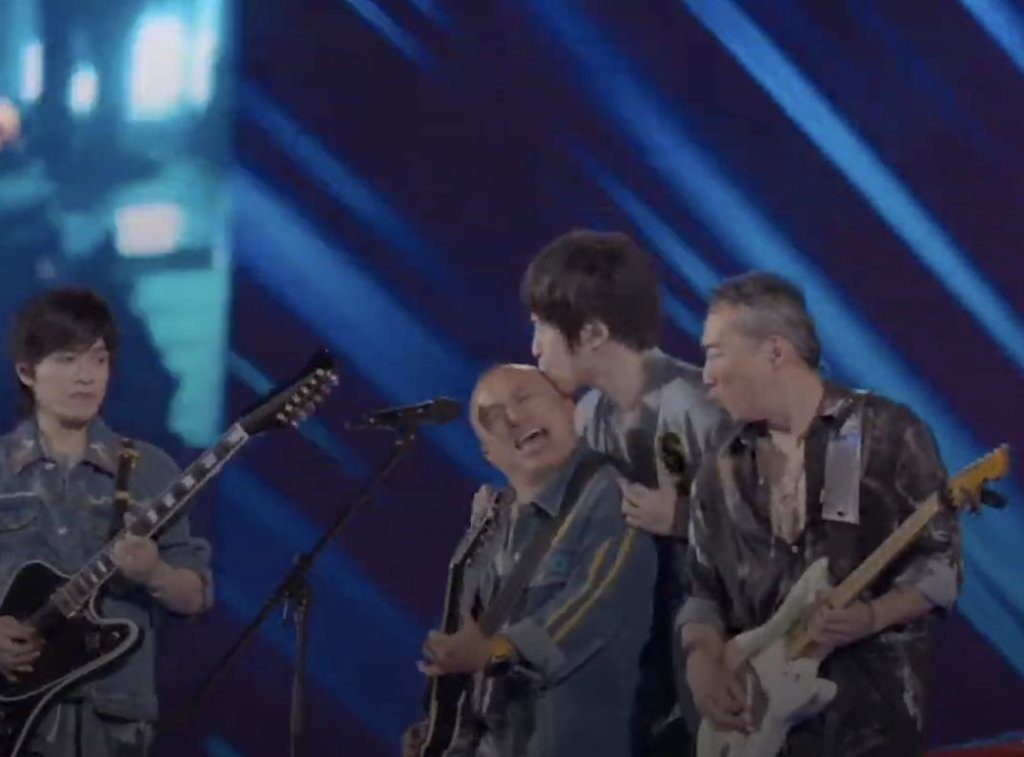 五月天阿信公開熱吻「他」！情牽近30年　全場尖叫