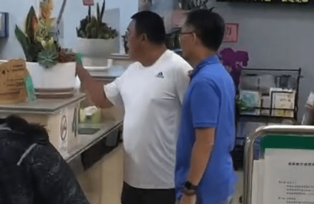 獨家畫面/法院裁定柯文哲7000萬交保!陳清茂幫籌現金衝銀行 銀行竟「現金不足」讓他當場發飆失控 獨家畫面/法院裁定柯文哲7000萬交保!陳清茂幫籌現金衝銀行 銀行竟「現金不足」讓他當場發飆失控