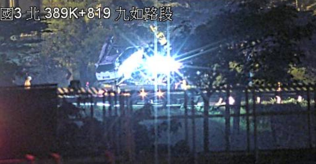 快訊/國3九如交流道嚴重車禍!自小客自撞護欄…1人噴飛車外亡 封閉出口匝道 快訊/國3九如交流道嚴重車禍!自小客自撞護欄…1人噴飛車外亡 封閉出口匝道