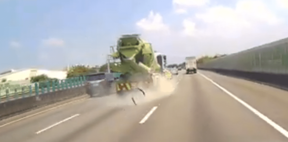 畫面曝光！預拌混凝土車行駛國道1號爆胎　胎皮飛散冒出大量煙塵
