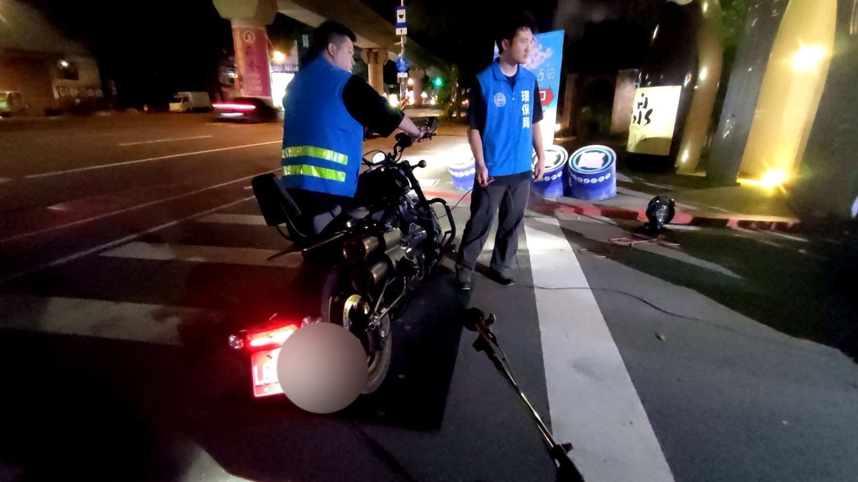 龜山警聯手環保局稽查改裝噪音車 6輛不合格遭取締