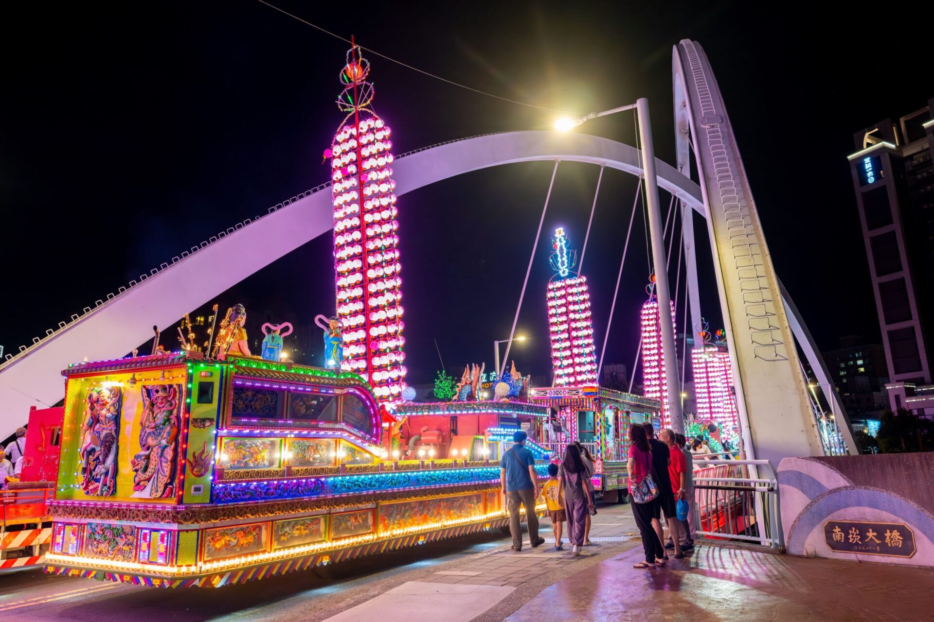 桃園景福宮中元水燈遶境盛大舉行 張善政祈福並推文化傳承