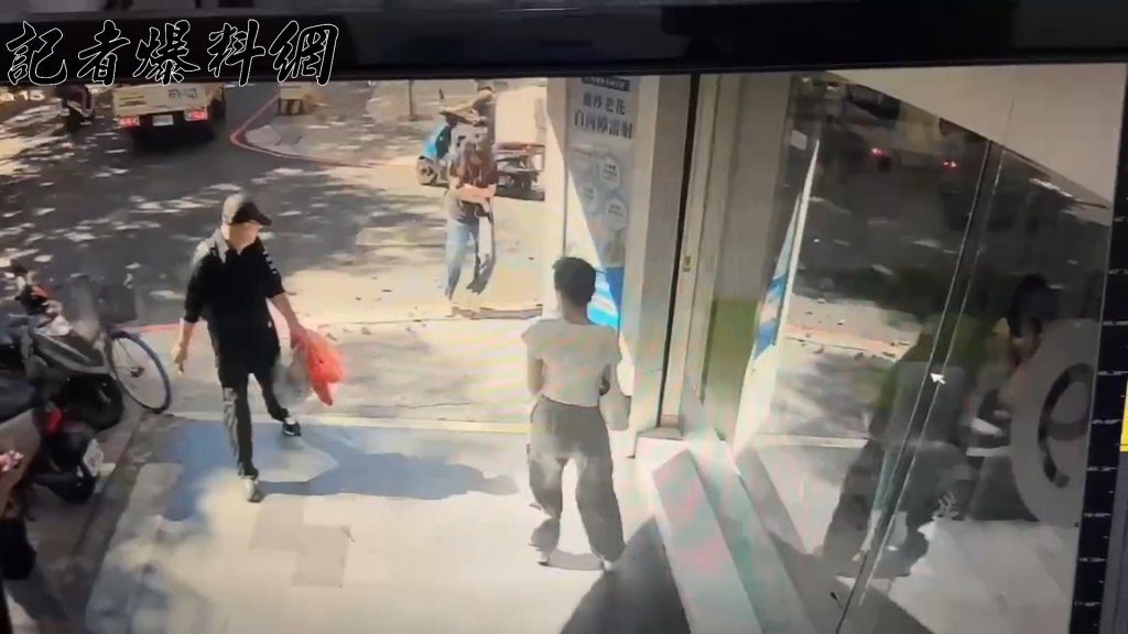 捷運頂溪站旁大樓磁磚掉落剝落　險砸3路人瞬間曝光