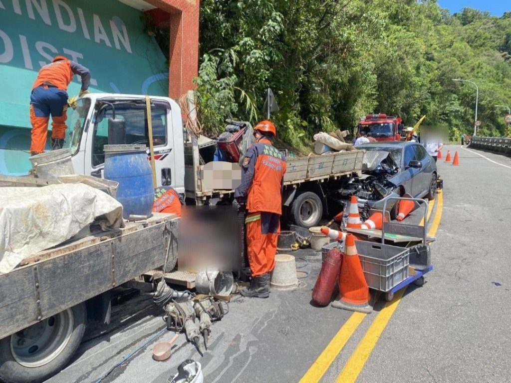 快訊／撞擊現場曝光！新店小客車撞工程車　北水4工人受傷「1命危」