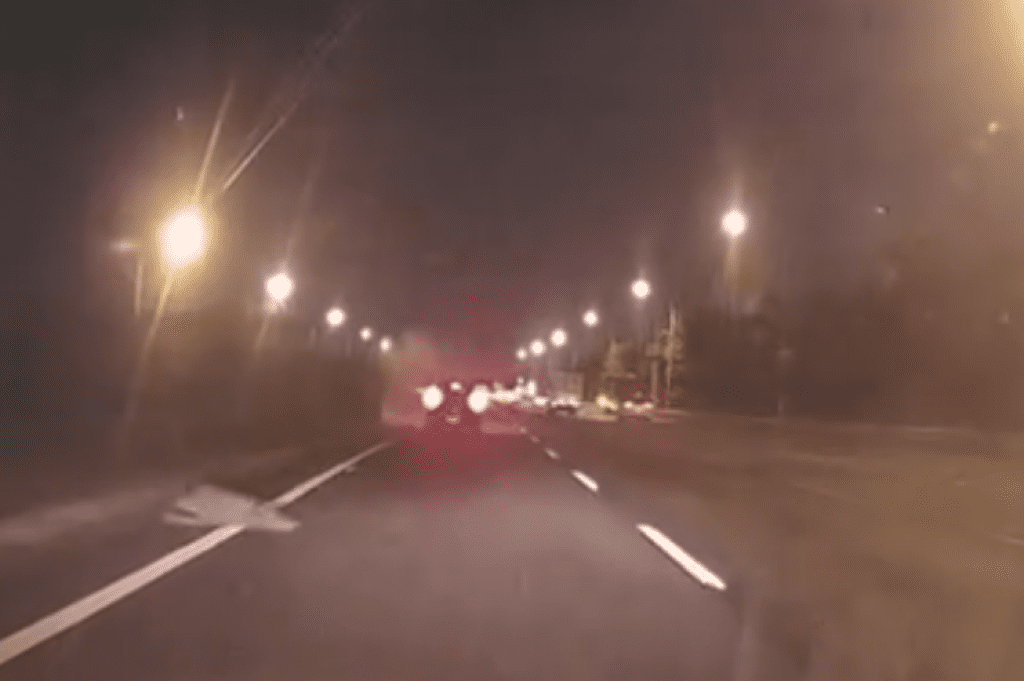 國道小貨車爆胎撞護欄　駕駛多處受傷送醫